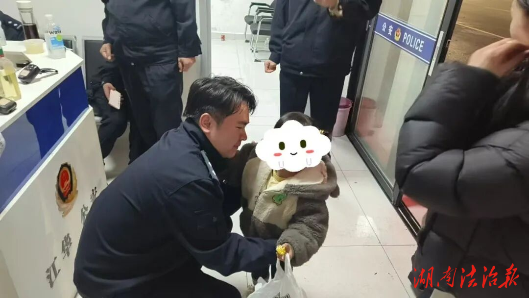暖心！女童夜晚街头走失，江华公安助其回家