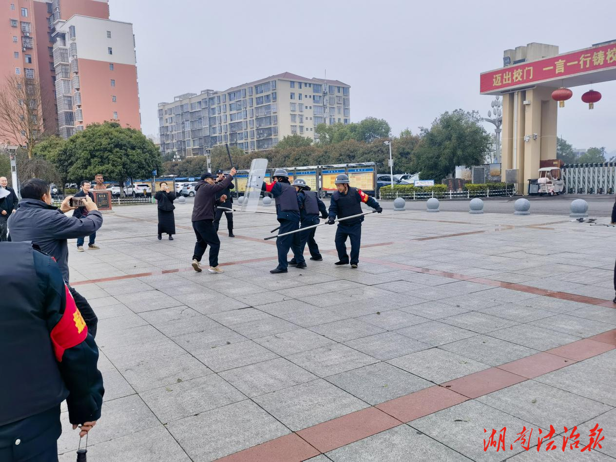以练筑防 护校安园 ——永顺公安走进溪州中学 筑牢校园反恐安全防线