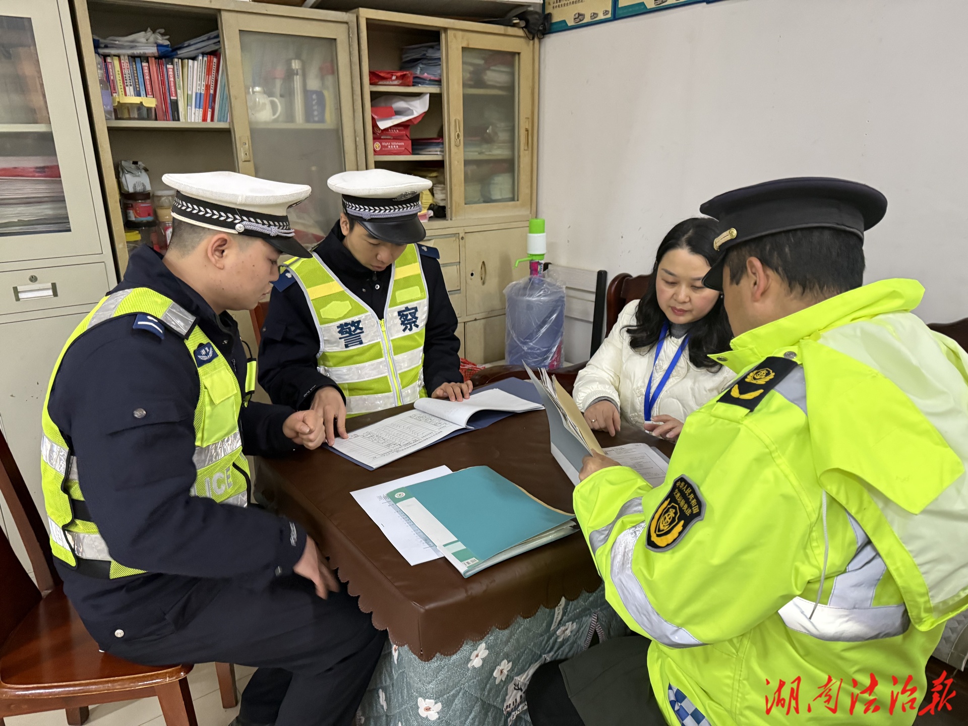 開工繃緊安全弦！邵陽(yáng)縣交警聯(lián)合縣交通運(yùn)輸局為客運(yùn)企業(yè) “充電賦能”