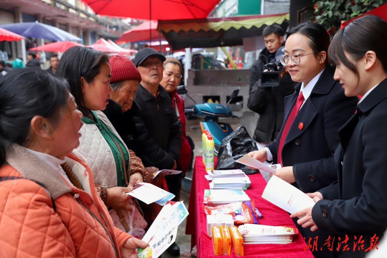 走！赶集去、上茶山、进茶企！古丈法院开展“女法官国际日”系列普法宣传活动