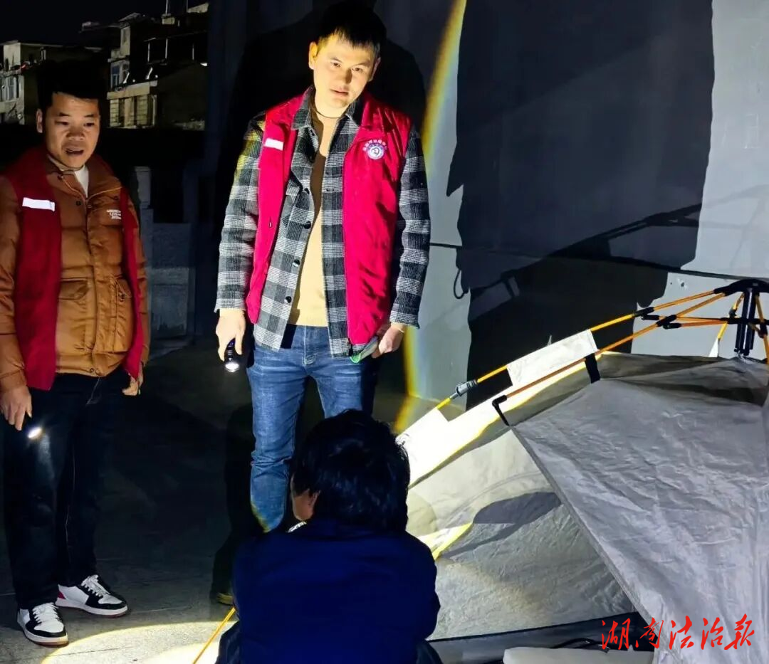 濃煙中的“逆行” 漣源救助中心職工沖進(jìn)火場(chǎng)救出八旬老人