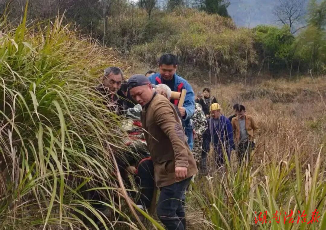 救援52小時(shí)：為了一名87歲老人的安危