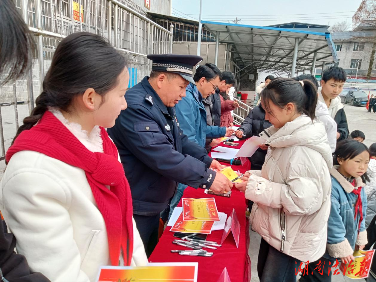 开学季，花垣公安雅酉派出所“安全法制宣讲+检查”为乡村学子披上成长铠甲