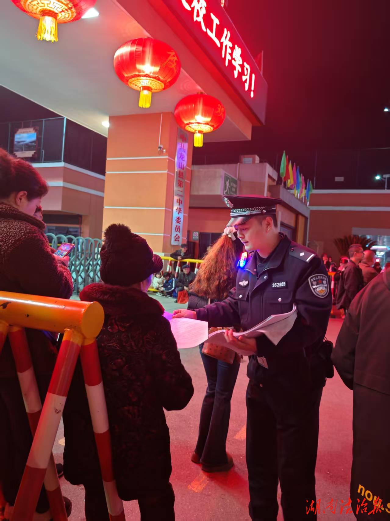 龙山公安：巧借晚间“护学岗” 筑牢反诈“防火墙”