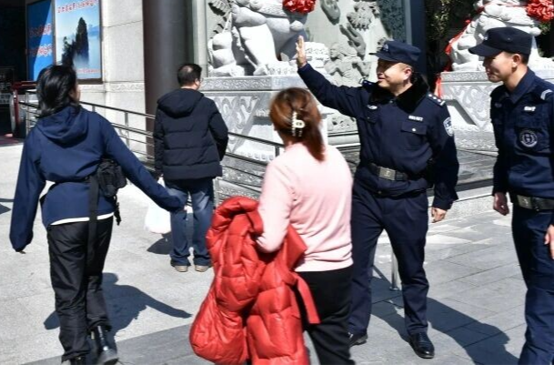 胡輝：一警三角色 藏藍(lán)暖人間