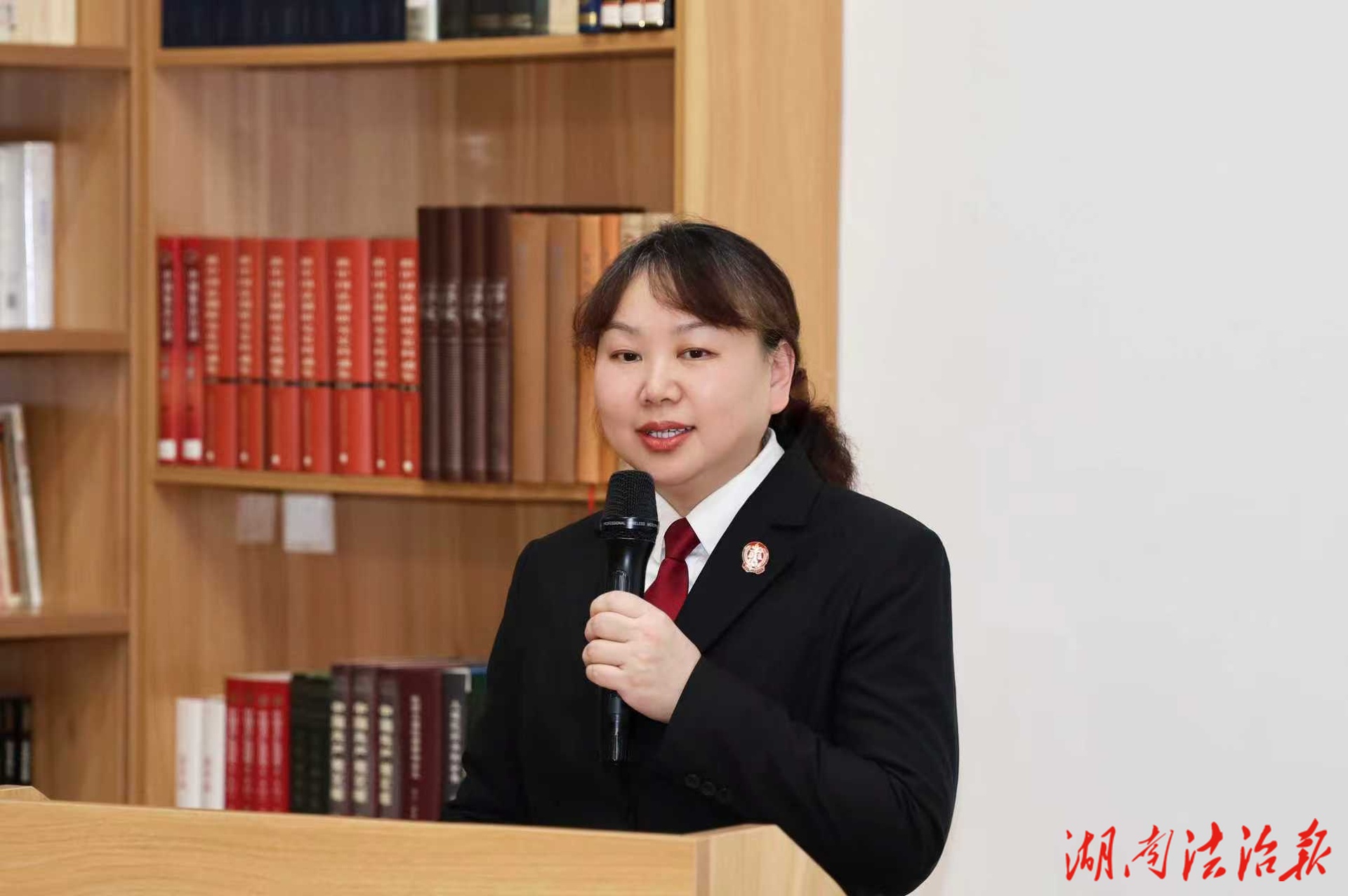 法苑芳華綻馨香 巾幗擔當護正義  ——南岳法院開展“女法官國際日”主題活動