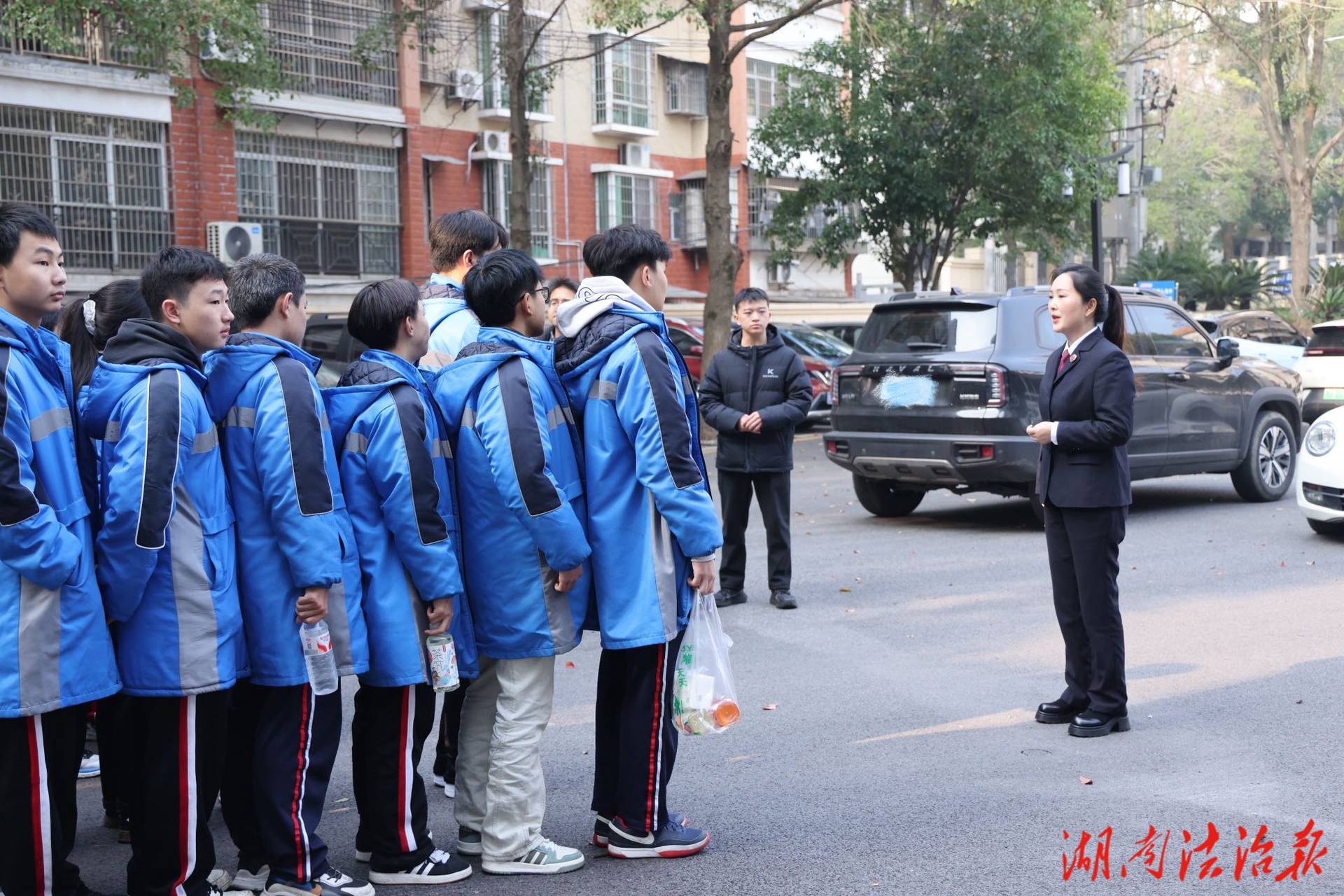 【开学第一课】“沉浸式”旁听庭审 让青春与法律“面对面”