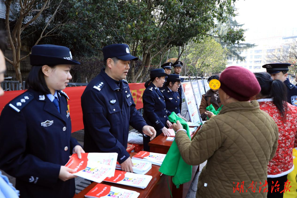 打假识毒护权益 共筑消费平安线——永顺公安开展“3·15”国际消费者权益日宣传活动