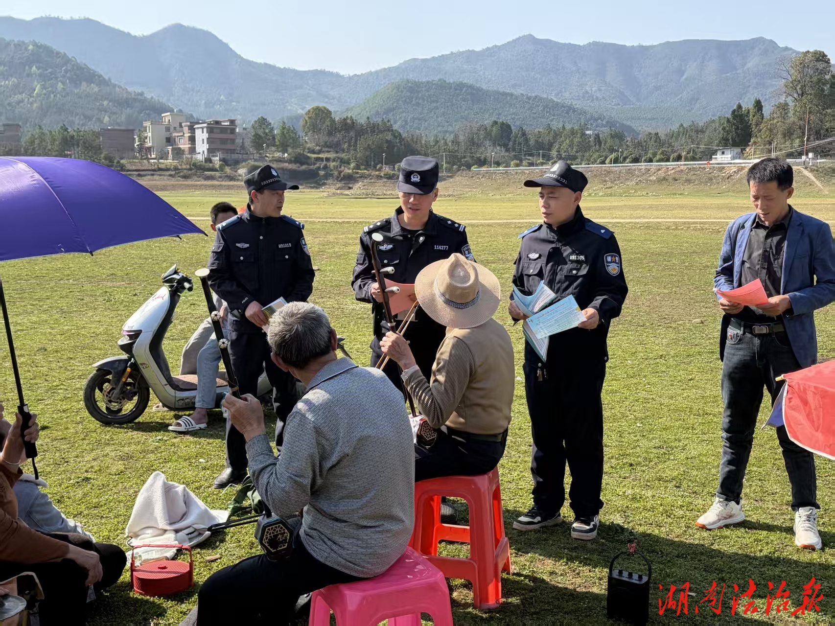 新田“阿勒泰”火了！新田金陵派出所民警“追着”游客跑，护你安心打卡