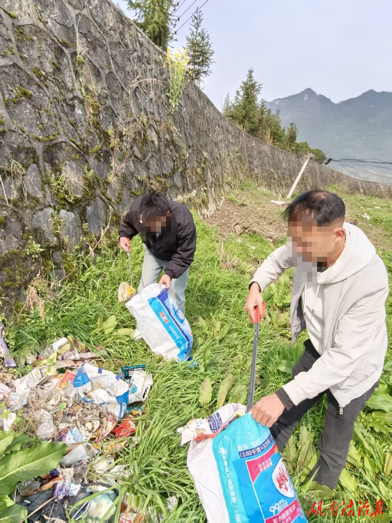 龙山县司法局召市司法所：组织社区矫正对象开展人居环境卫生清理公益活动