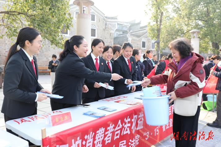 凤凰法院：“3·15”普法进广场、入车间，扎实开展“企业服务年”行动