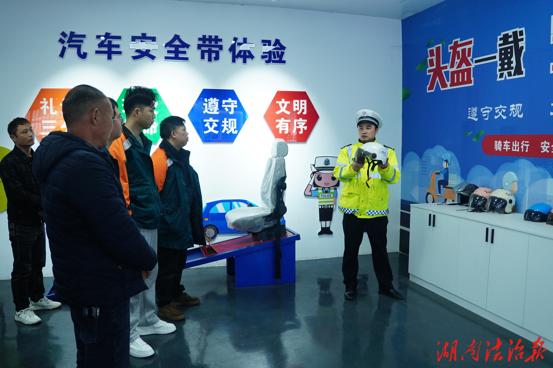 蓝山公安：开展邮政快递行业警示教育活动