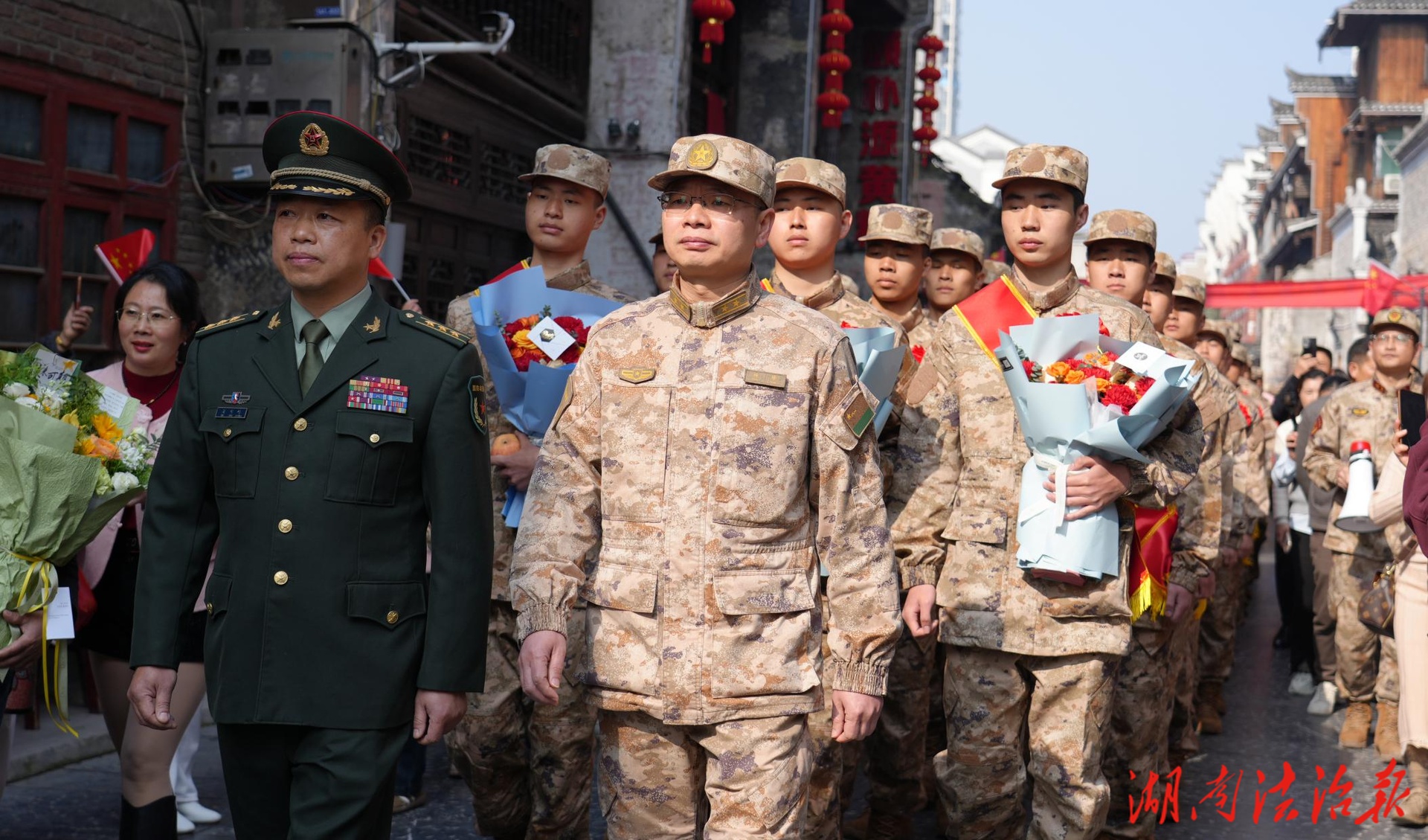 接過家鄉(xiāng)茶，踏上英雄路！新化全城歡送“羅盛教家鄉(xiāng)的崽”奔赴軍營