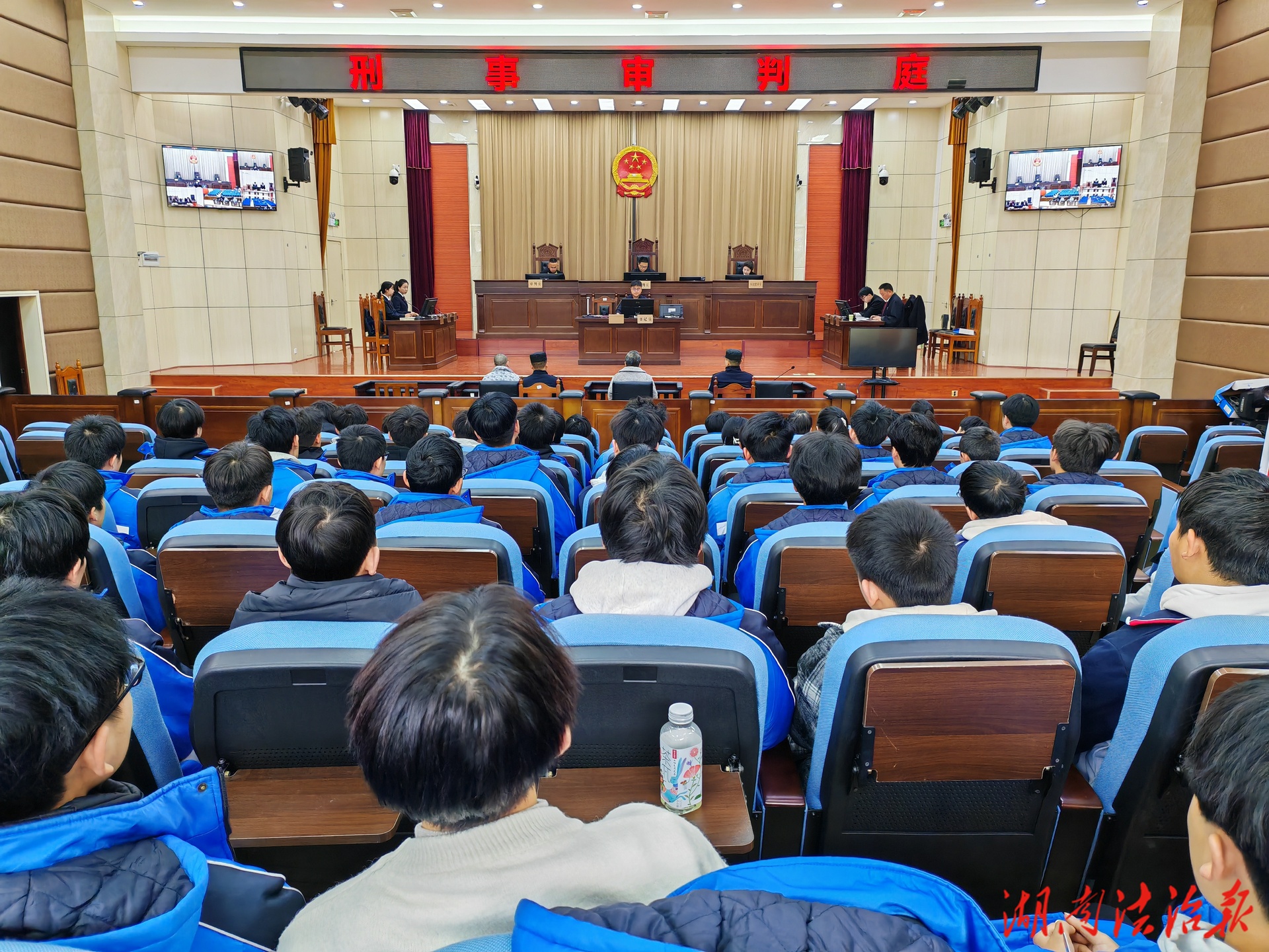 庭审现场变课堂 以案释法护成长