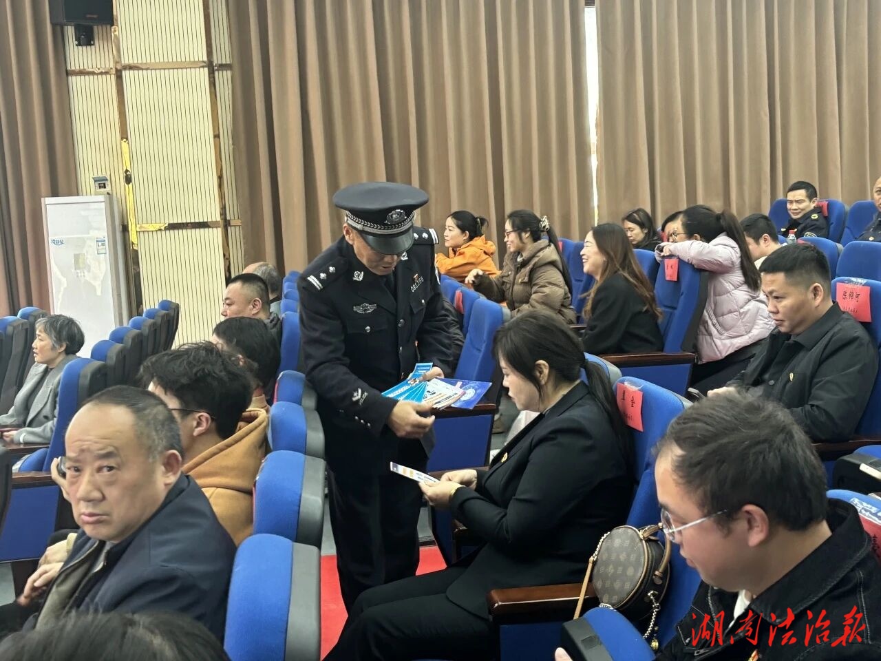 筑牢反詐防線 守護(hù)轄區(qū)“錢袋子”——鑼鼓塔派出所開展防范電信網(wǎng)絡(luò)詐騙宣傳活動(dòng)