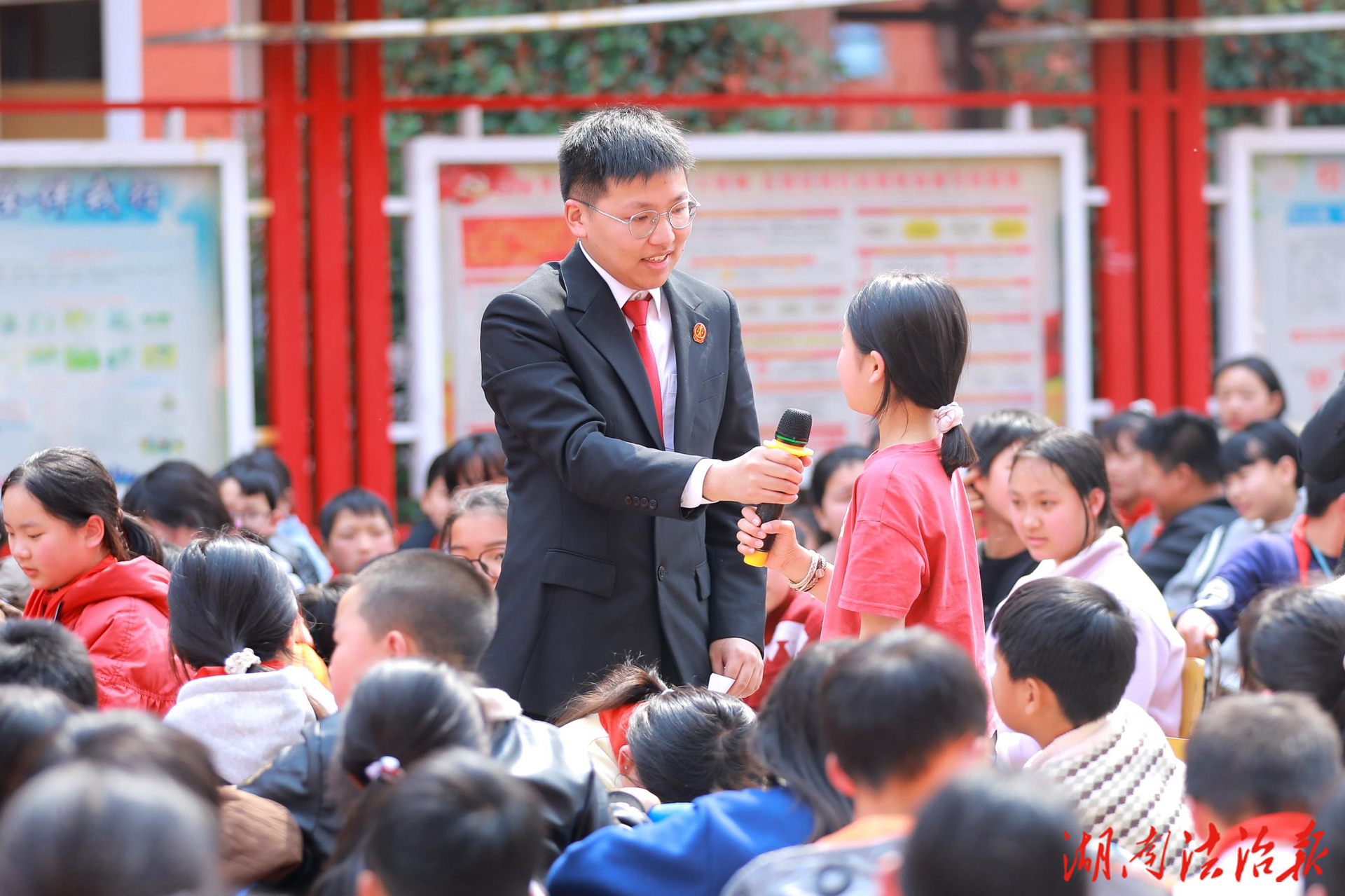 春风化雨润心田 法治护苗向未来——保靖法院春季“开学第一课”开讲啦