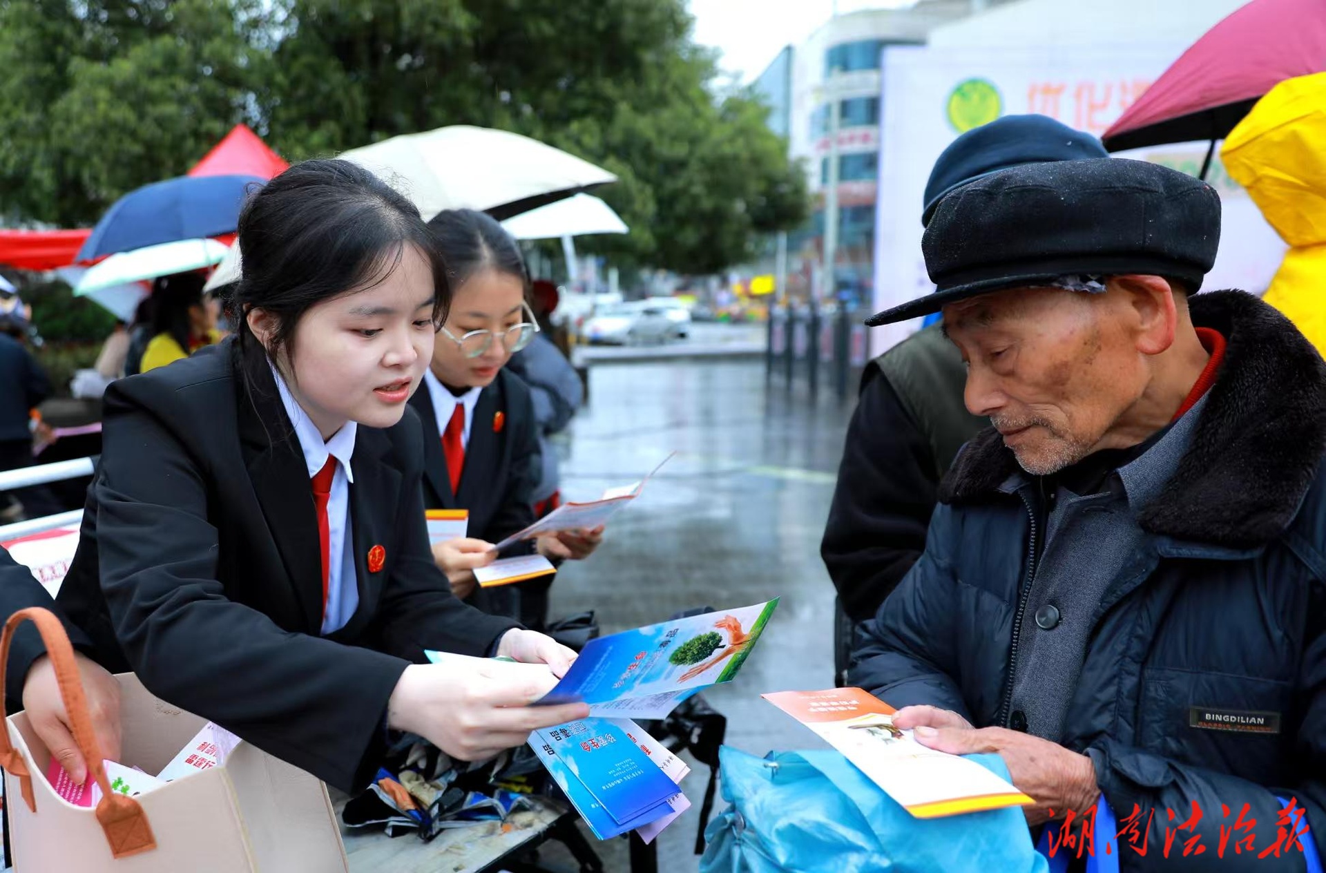 广场上的法治课：保靖法院“摆摊”教您放心买买买！