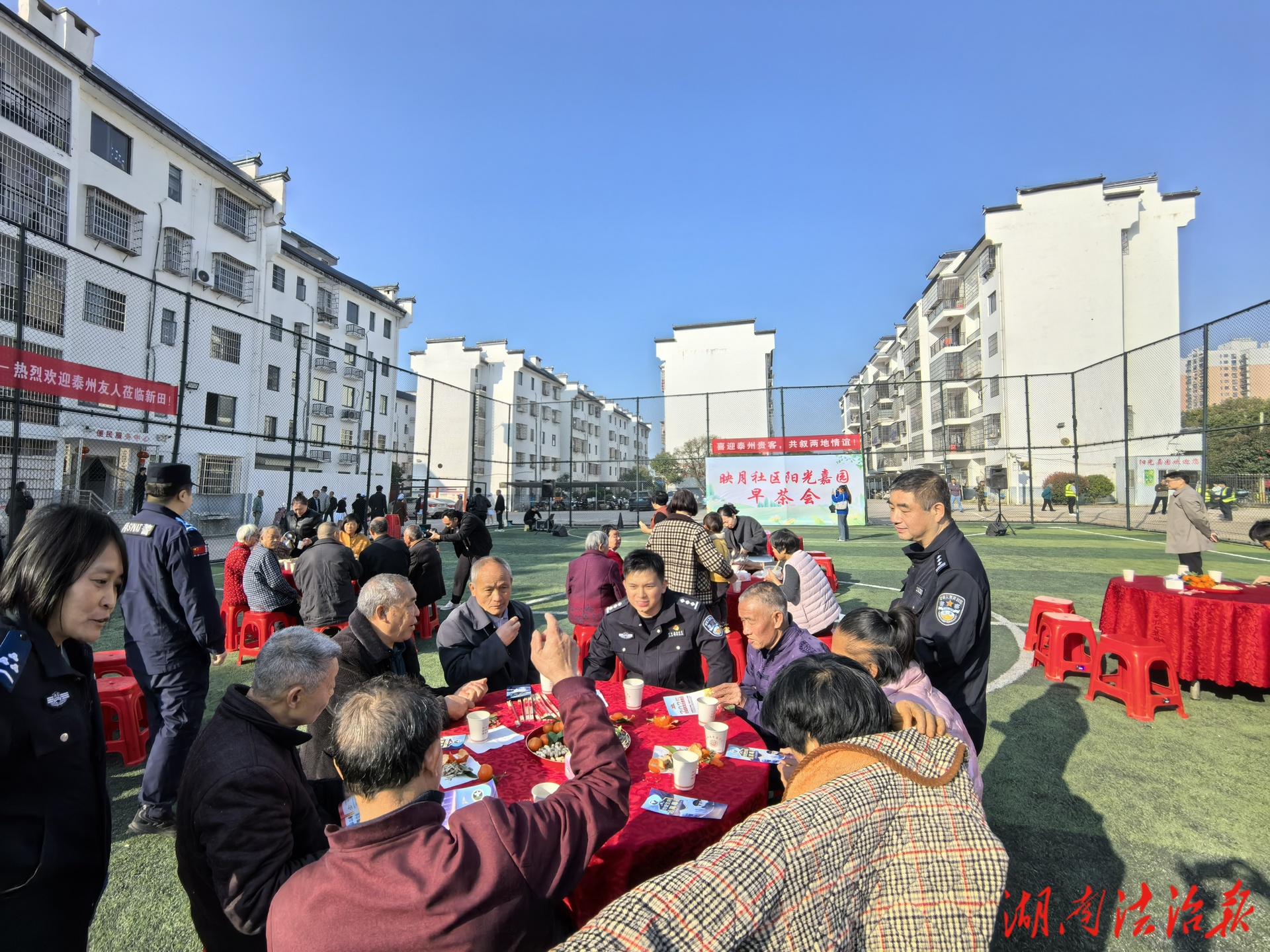警民“早茶話安全” 深耕守護(hù)暖民心——新田縣城南派出所創(chuàng)新開(kāi)展警民互動(dòng)宣傳活動(dòng)