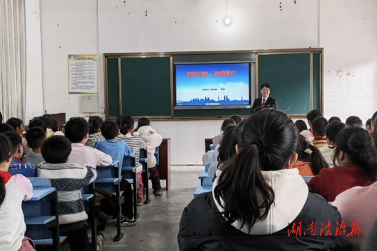 法治教育進校園  暖心守護助成長