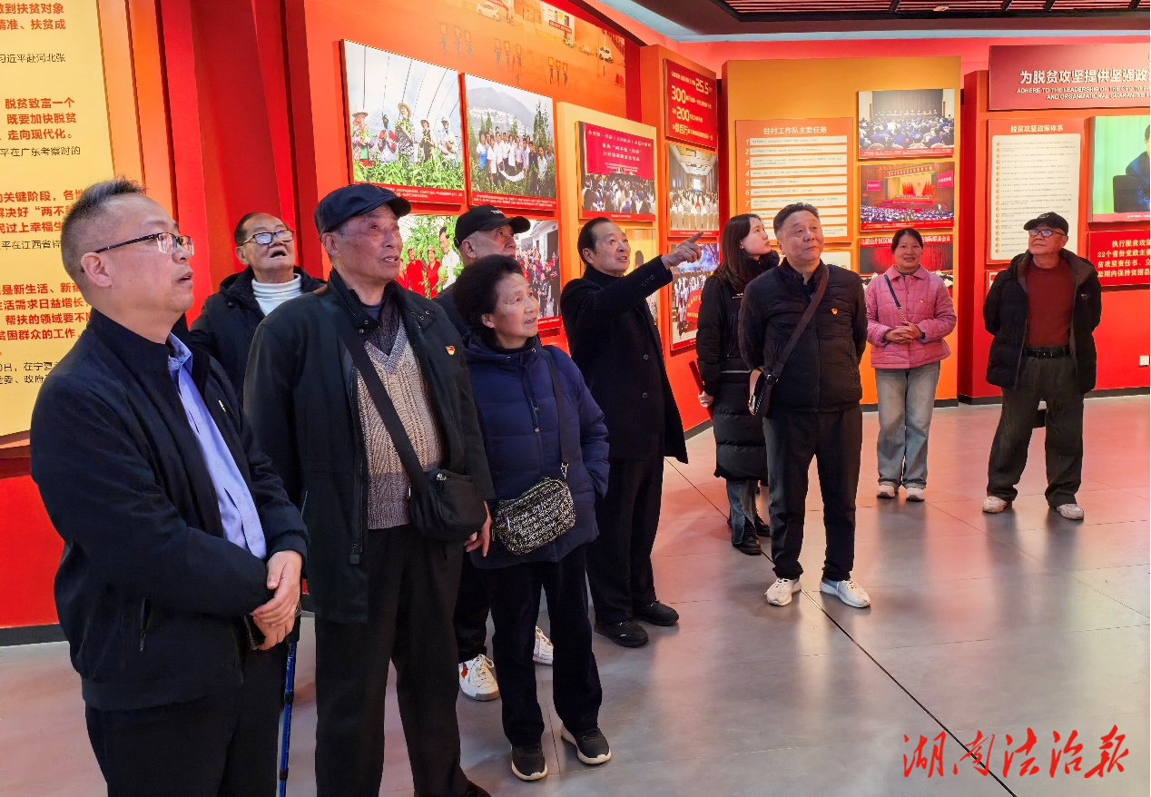 湘西自治州公安局退休干部第三黨支部赴花垣縣雙龍鎮(zhèn)十八洞村開展主題黨日活動(dòng)