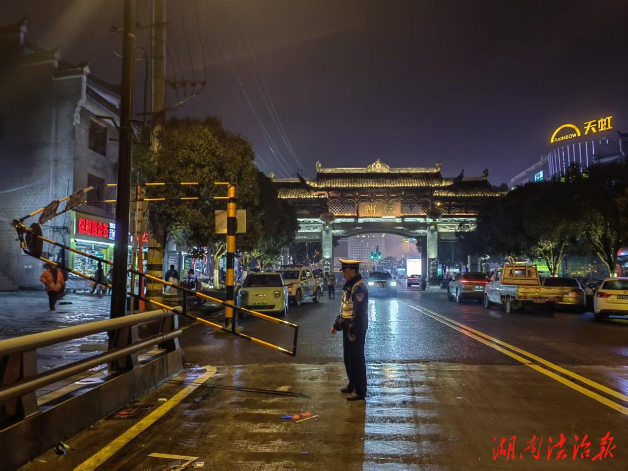 货车误撞限高杆 吉首交警快速处置保畅通