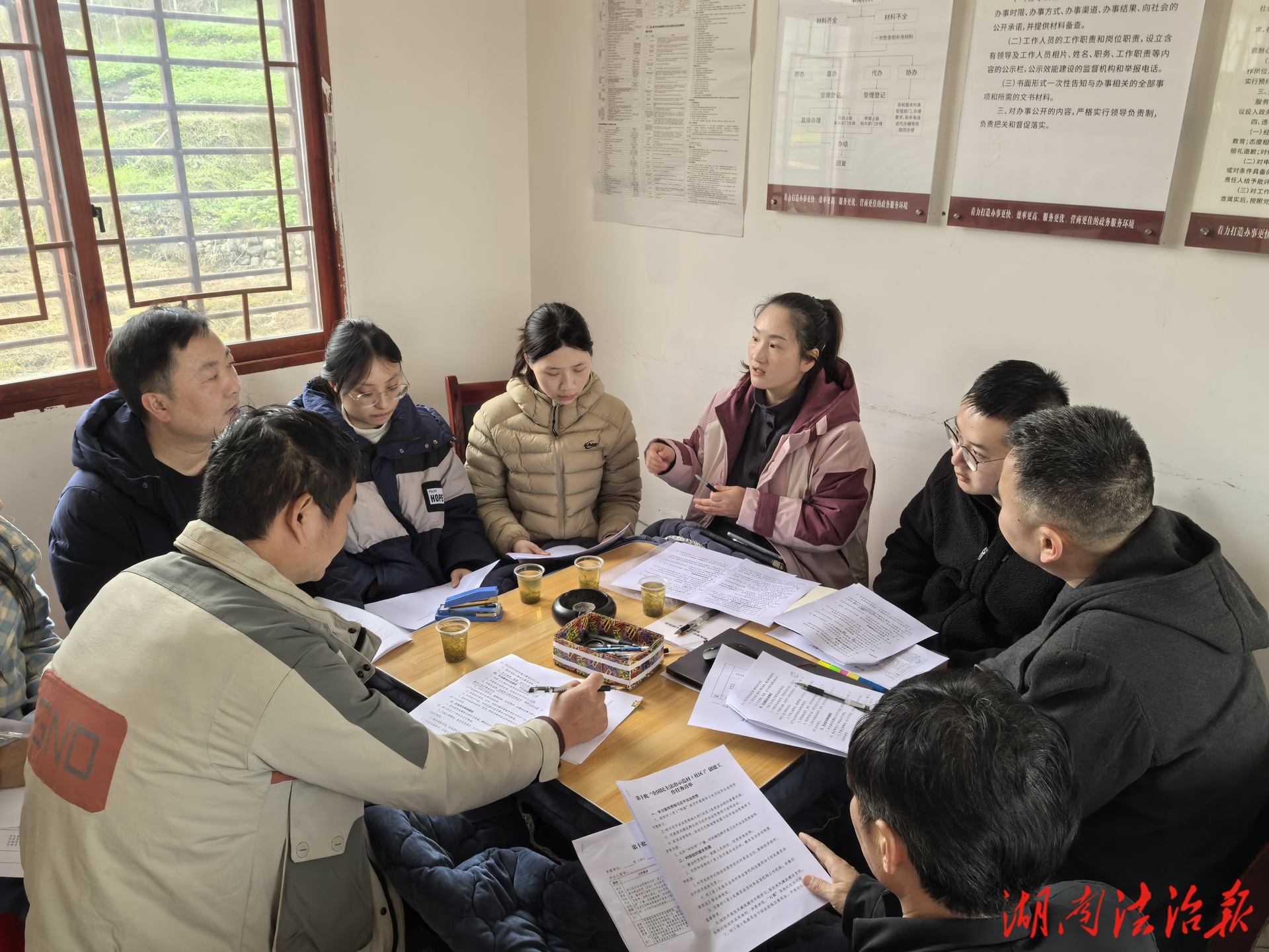 多方联动创示范 法治兴村促振兴  ——龙山县毛坝村召开“全国民主法治示范村”创建专题座谈会