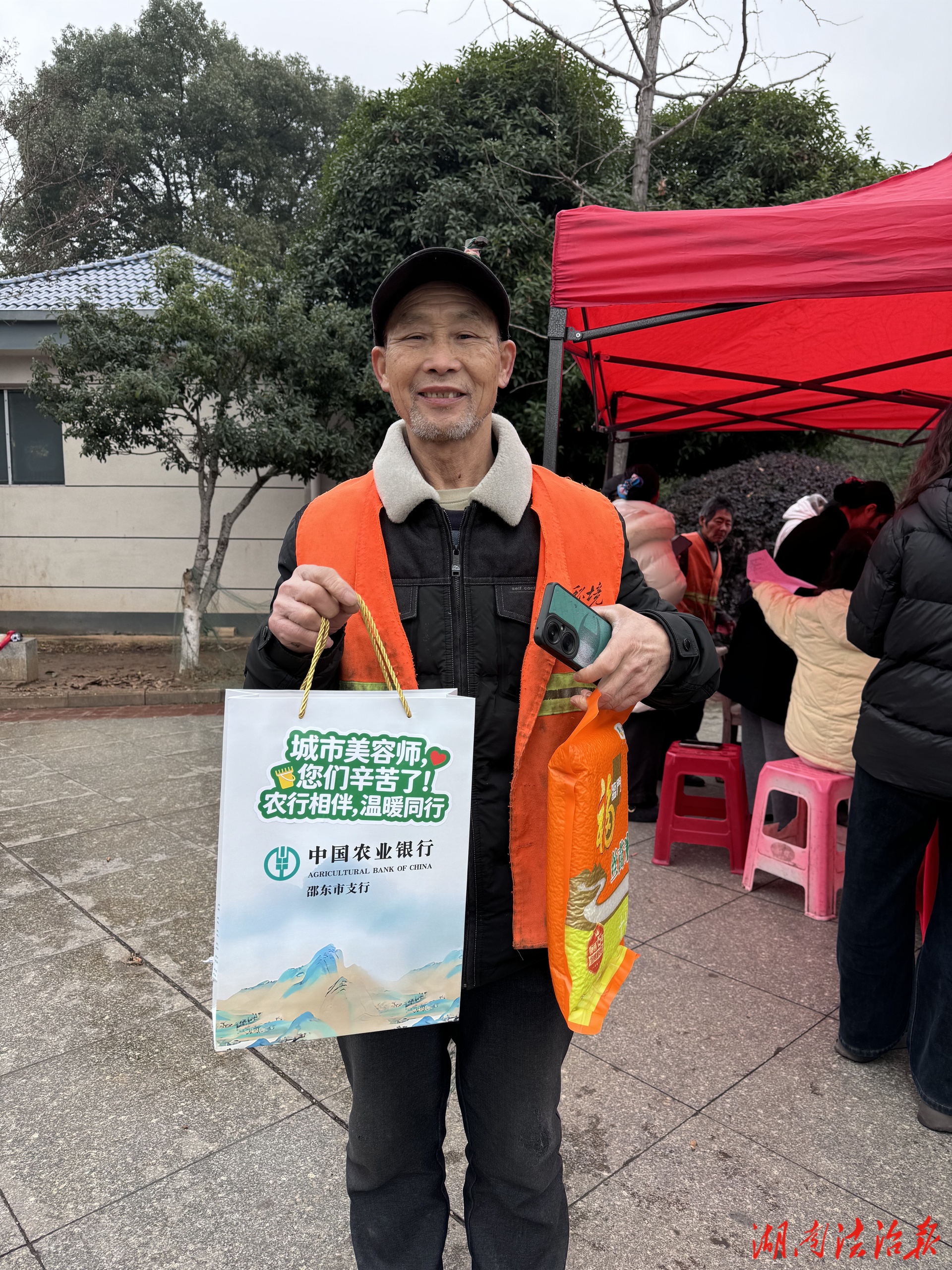 致敬“城市美容師” 志愿服務(wù)暖人心