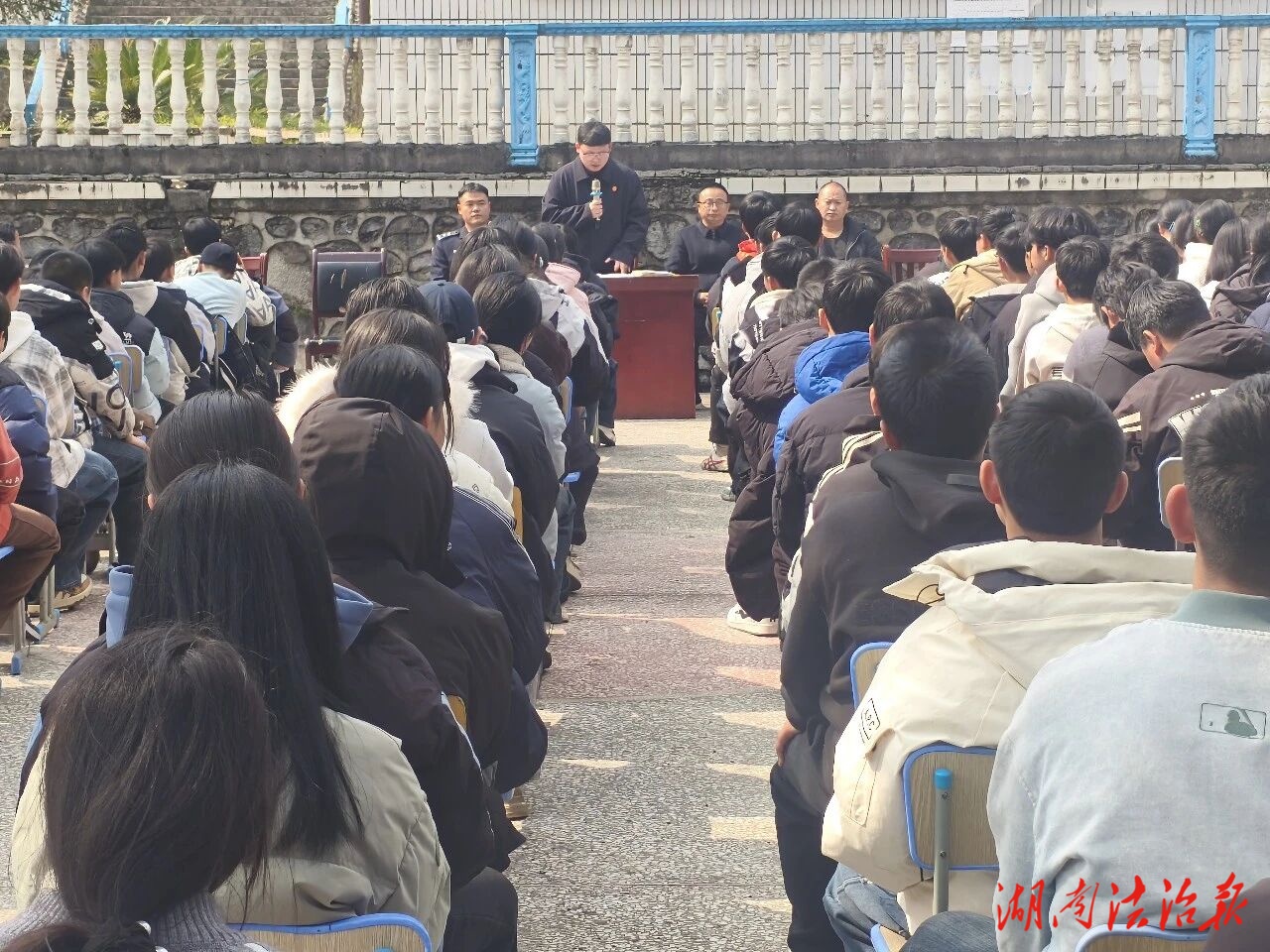 龍山法院：法治護(hù)航，上好“開(kāi)學(xué)第一課”