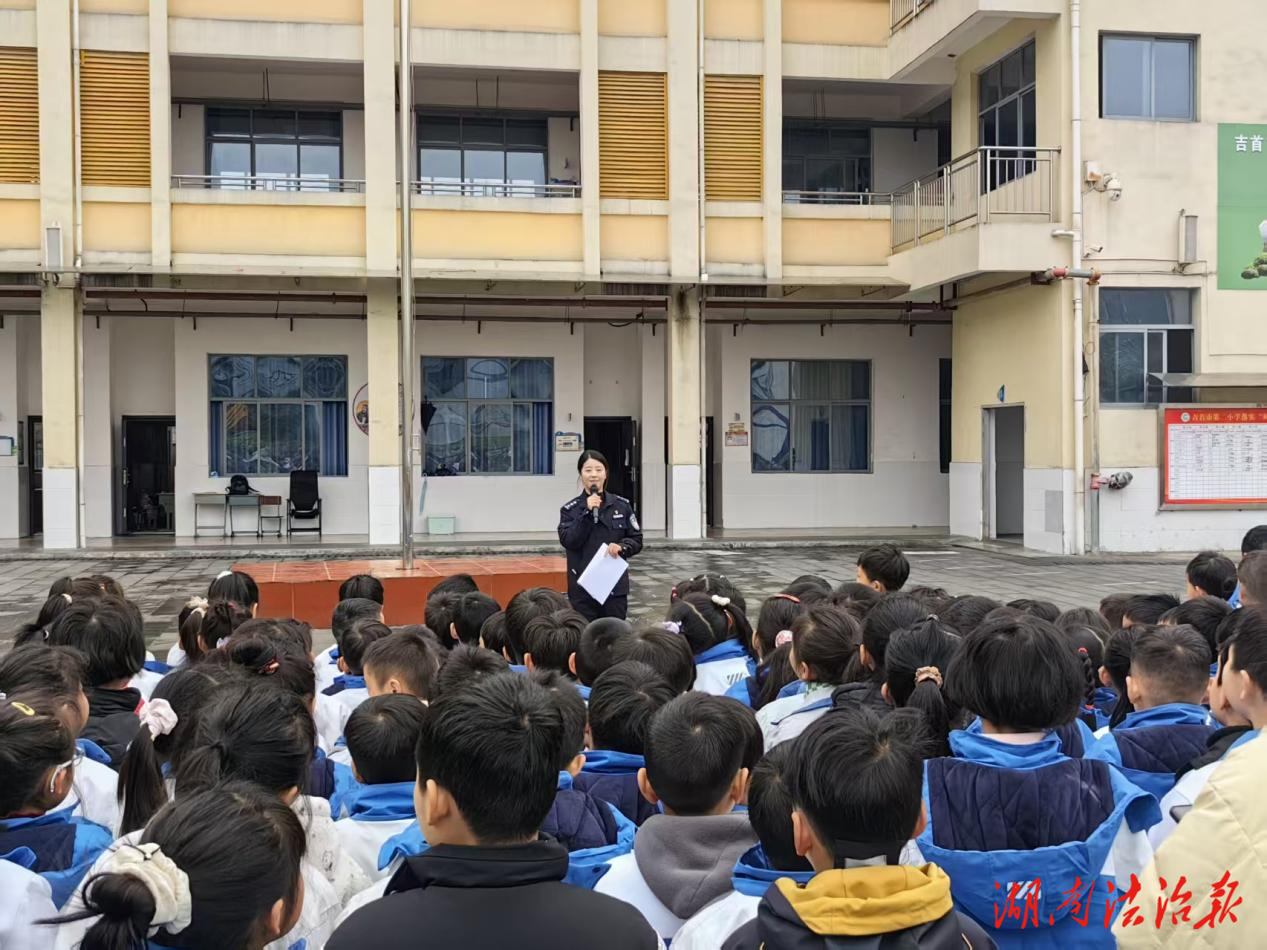 開學(xué)第一課：一堂操場上的法治課