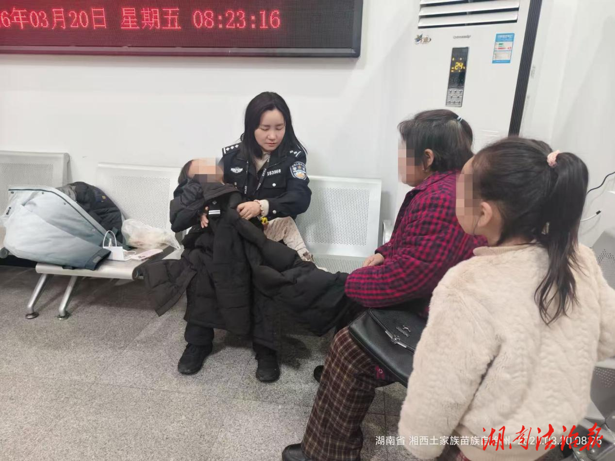 兩歲萌娃清晨獨自走失 警民暖心接力助其平安回家