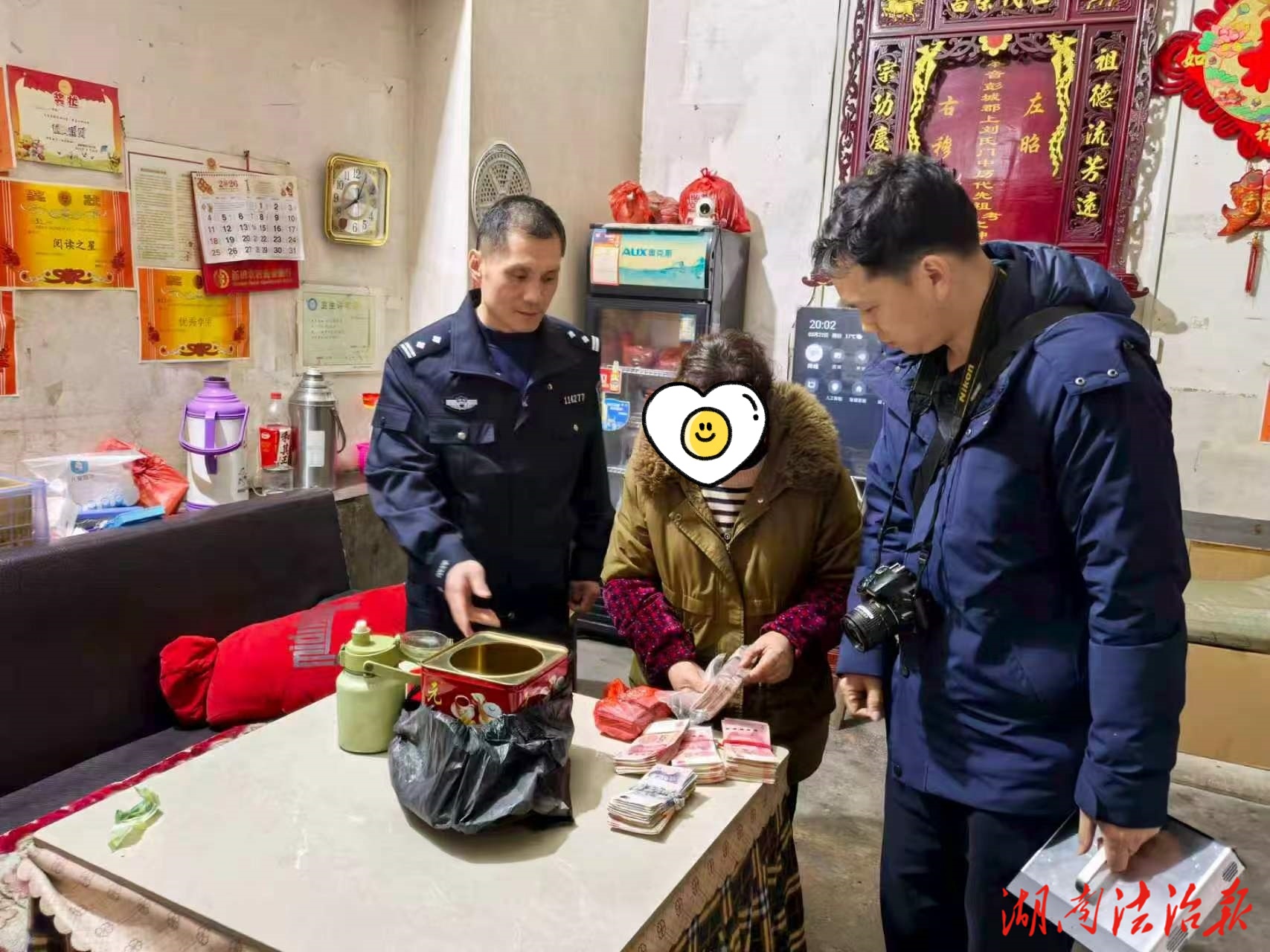 8萬(wàn)現(xiàn)金“被盜”急哭店主   民警細(xì)致搜尋破烏龍大案