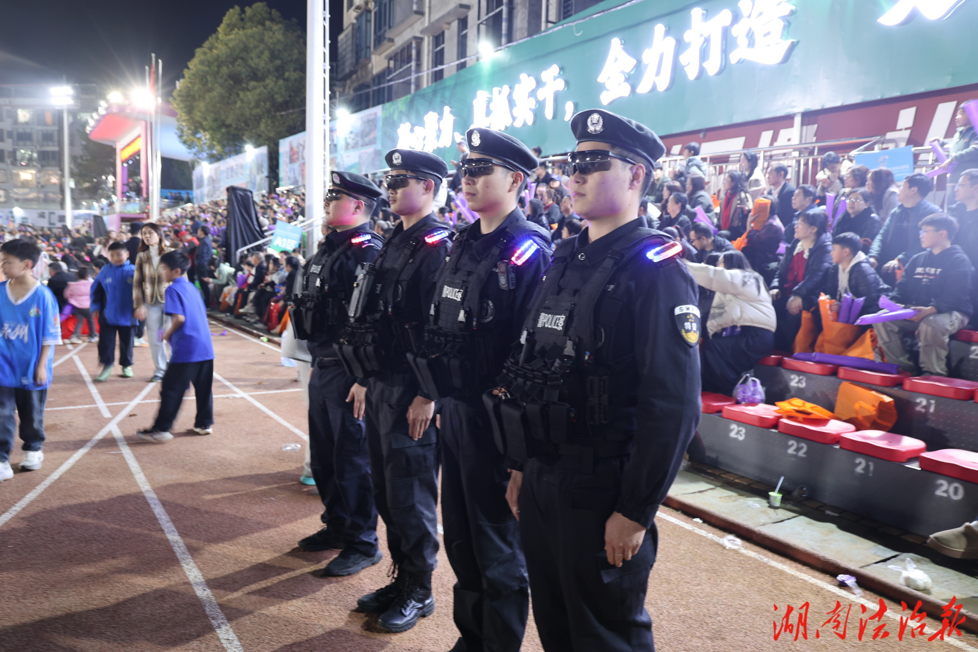 綠茵賽場(chǎng)燃激情 藏藍(lán)守護(hù)筑平安——新田公安圓滿完成永超揭幕賽安保任務(wù)