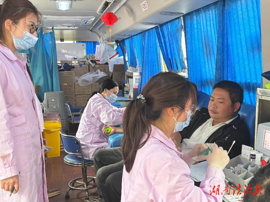 熱血暖社區(qū)，愛(ài)心傳真情——道縣東門社區(qū)開展無(wú)償獻(xiàn)血公益活動(dòng)