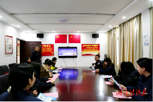 公安送法进企业：女职工现场领“警察小熊”，学维权、防诈骗、护“她权益”
