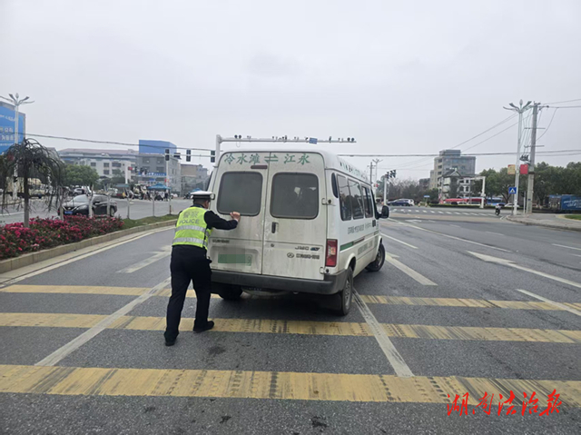 客車路口拋錨  交警暖心推車