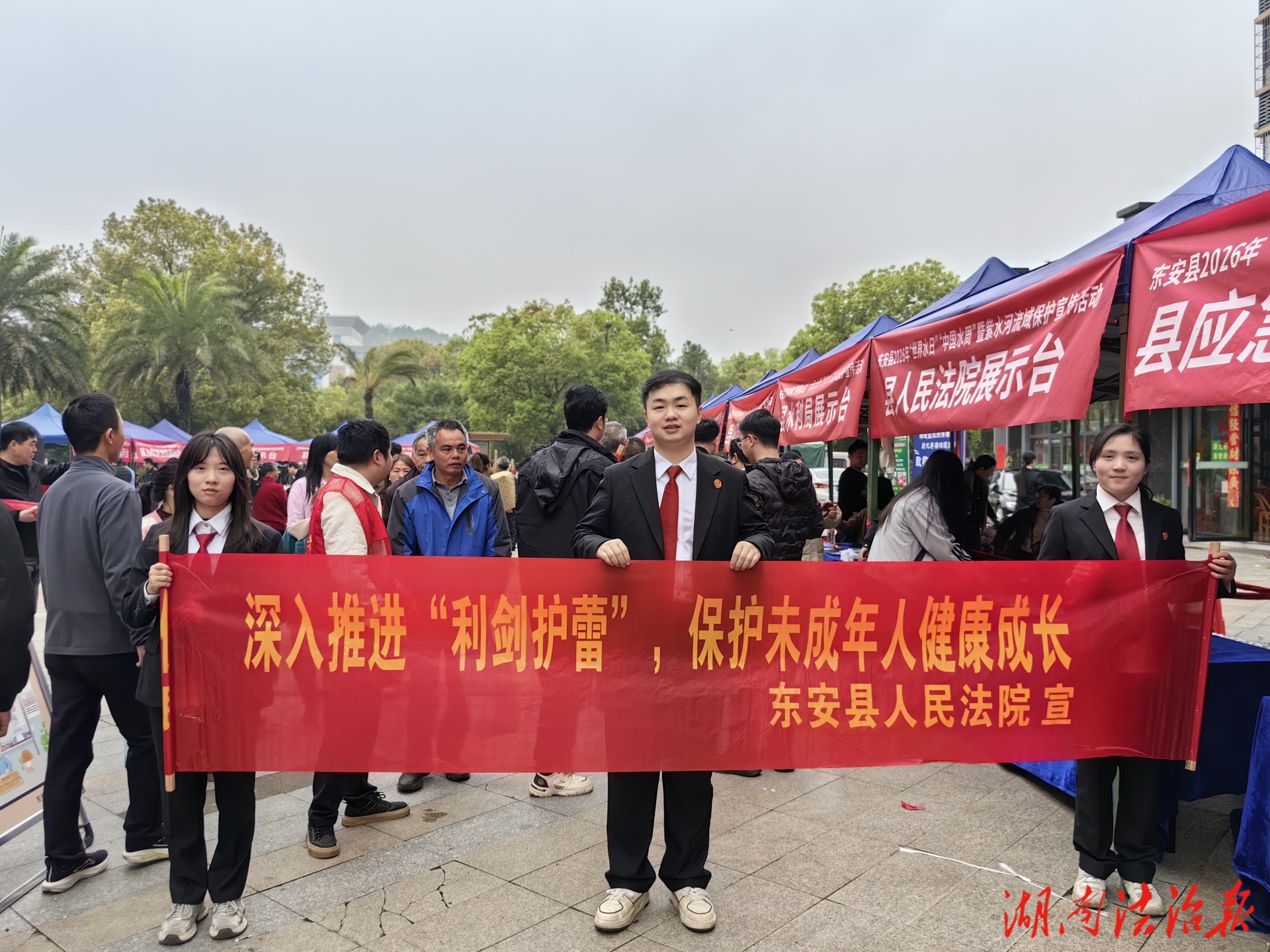 趕春社里話法治  法院“擺攤”普法忙