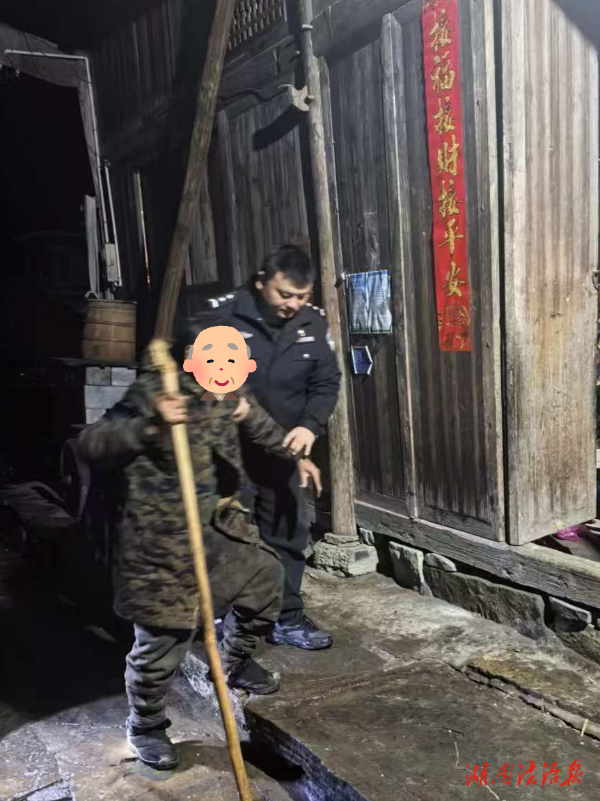 老人醉酒迷路街頭 花垣公安暖心護(hù)送歸家