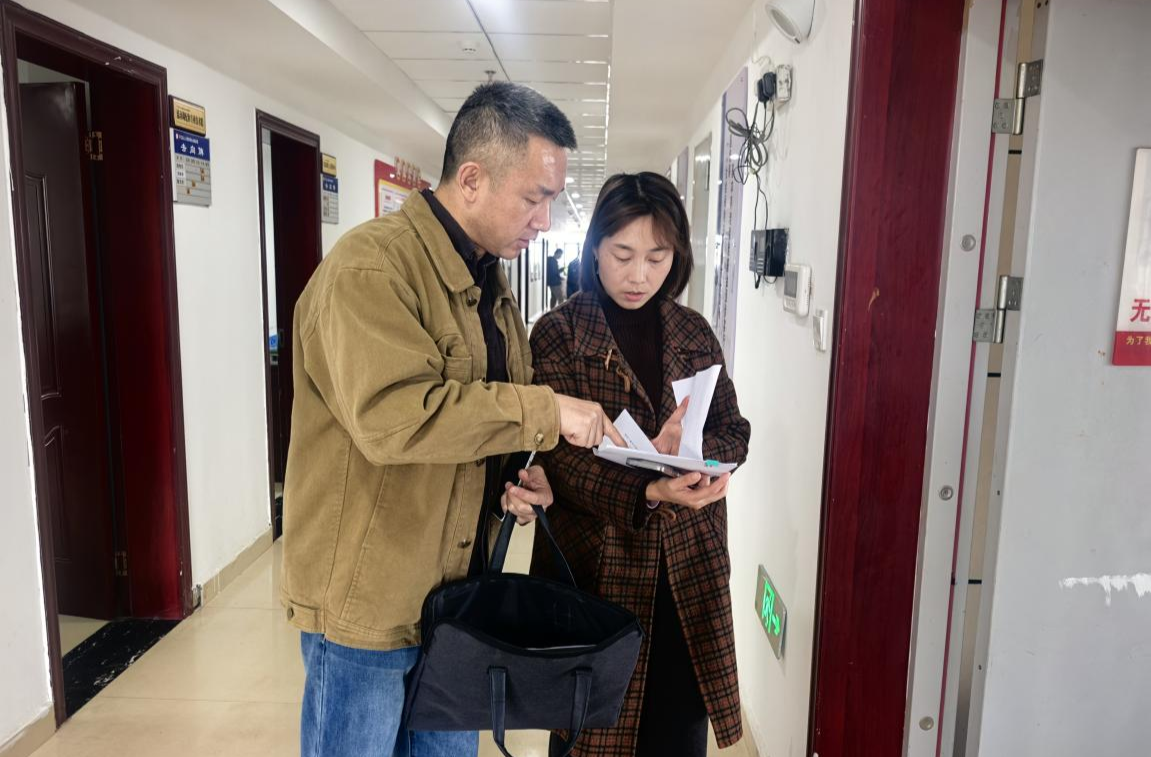 上门走访听心声，从严监督促履职