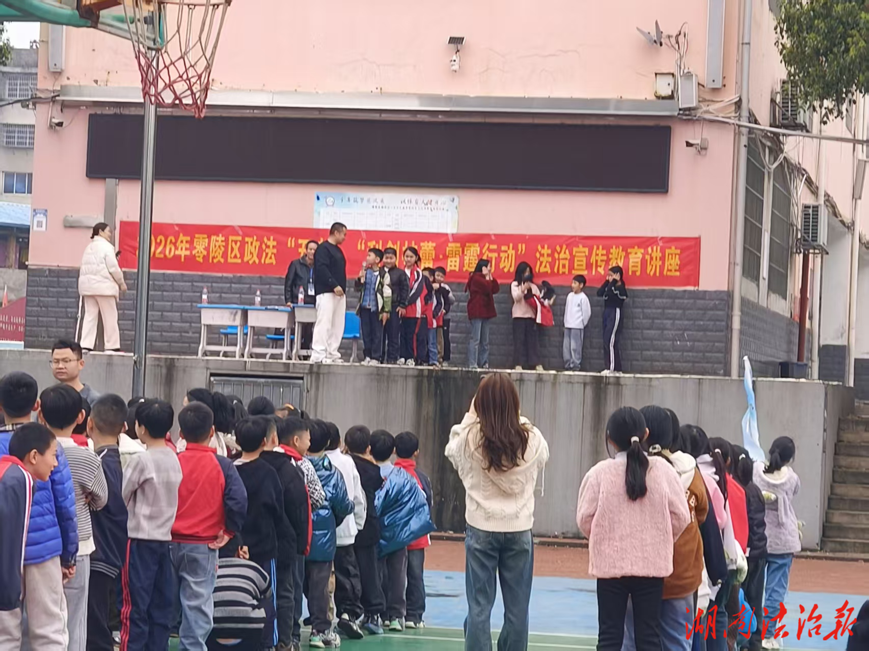 陽光護(hù)蕾 法潤童心 ——政法“五老”走進(jìn)小學(xué)校園開展 “利劍護(hù)蕾·雷霆行動”法治教育宣講