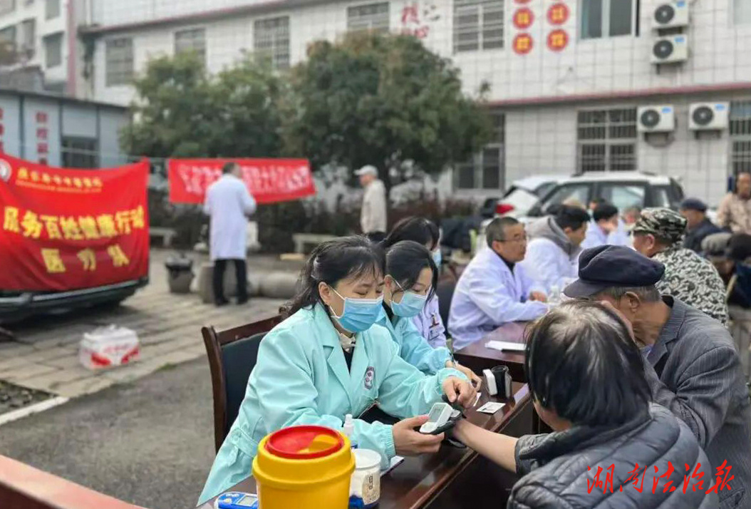 黨旗飄揚(yáng)在基層，優(yōu)質(zhì)醫(yī)療惠民生——張家界市中醫(yī)醫(yī)院大外科支部赴沅古坪鎮(zhèn)開(kāi)展巡回醫(yī)療活動(dòng)