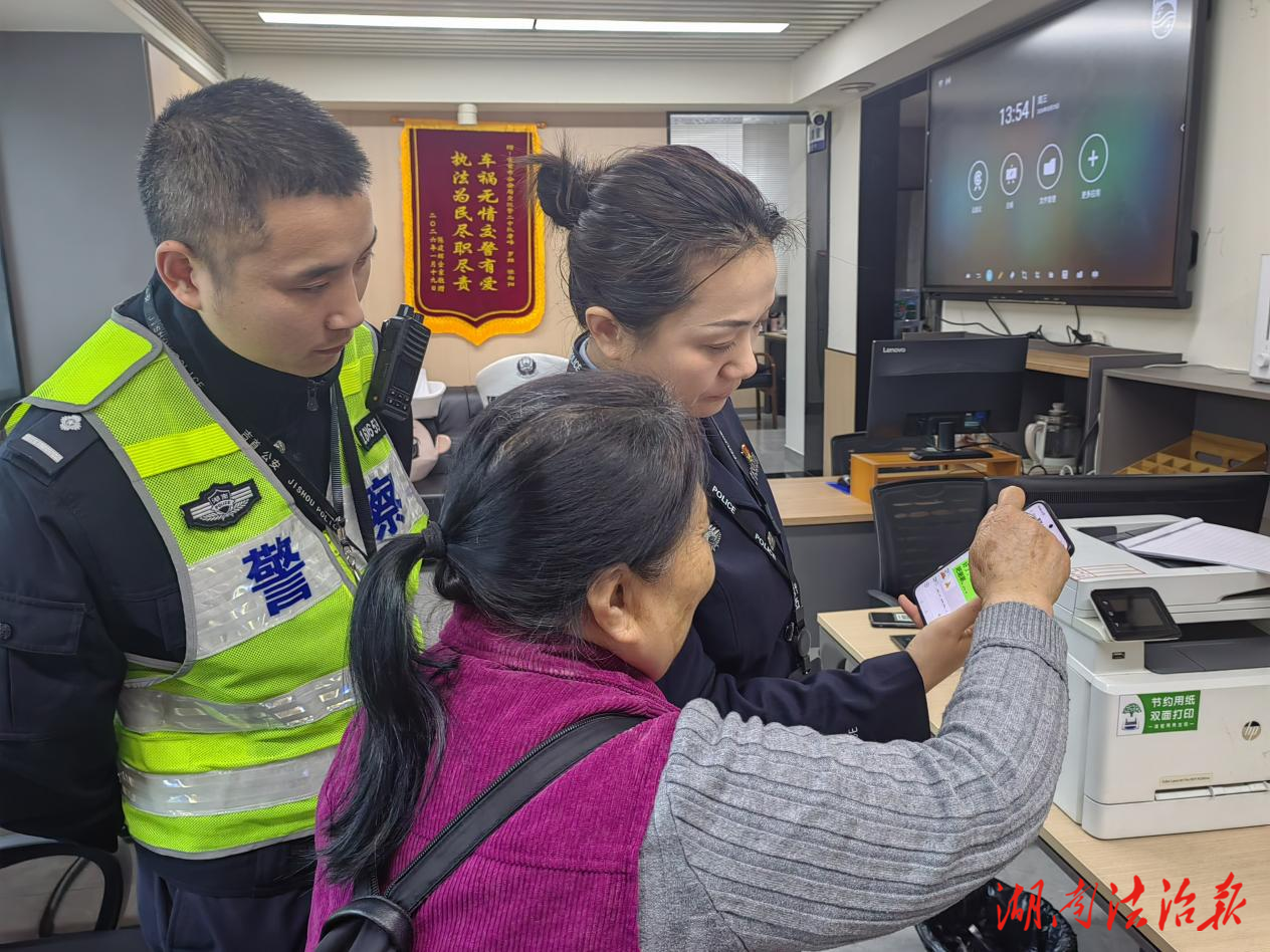 老人網(wǎng)購(gòu)保健品險(xiǎn)被騙 民警暖心勸阻護(hù)錢(qián)袋