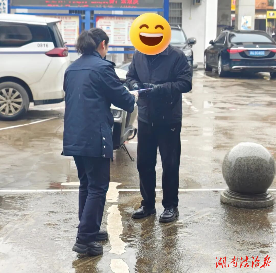 雾里藏坚守 雨中见温情