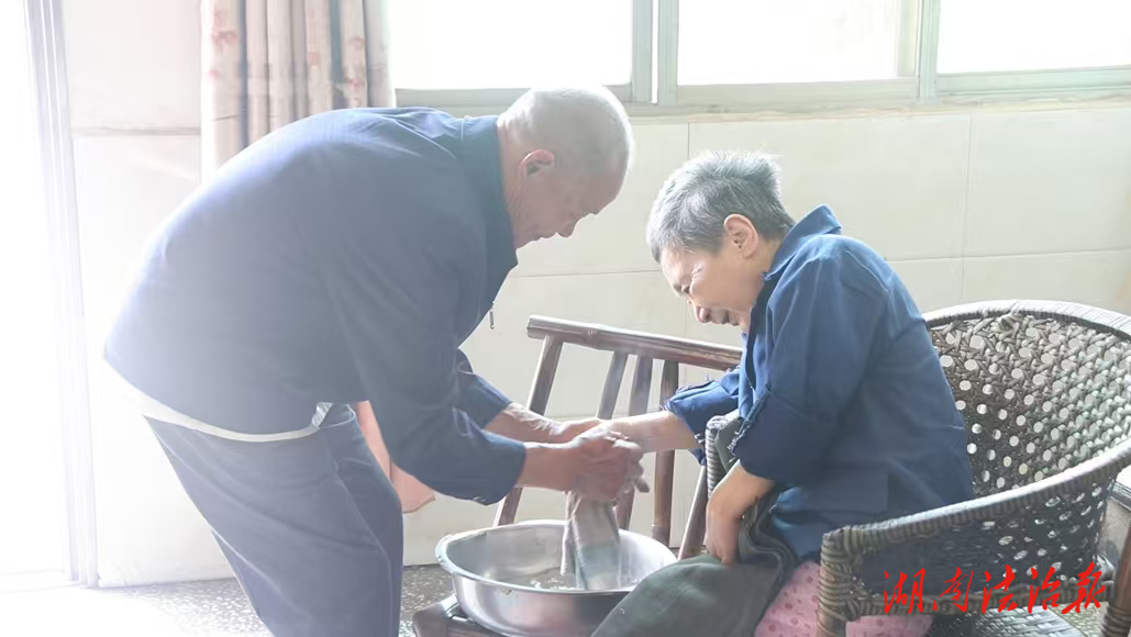 “邵阳好人”李茂华悉心照料瘫痪妻子四十载