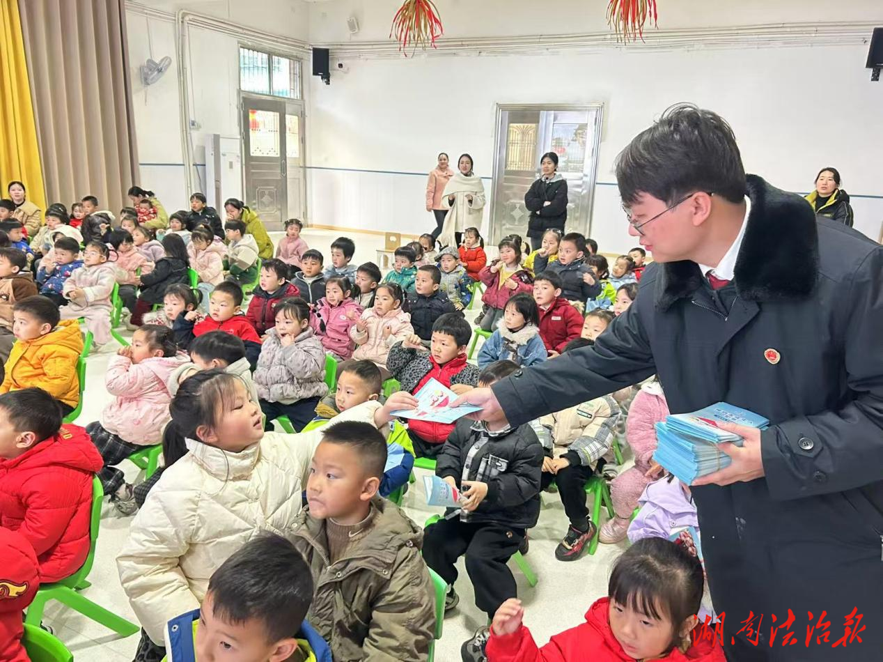 “检察蓝”护“花”开 | 鹤城检察开展法治进校园系列活动