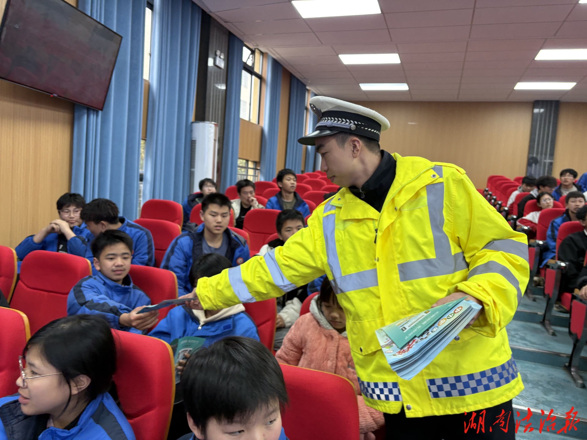 萌熊“话”安全！邵阳县交警为玉田中学师生送上安全锦囊