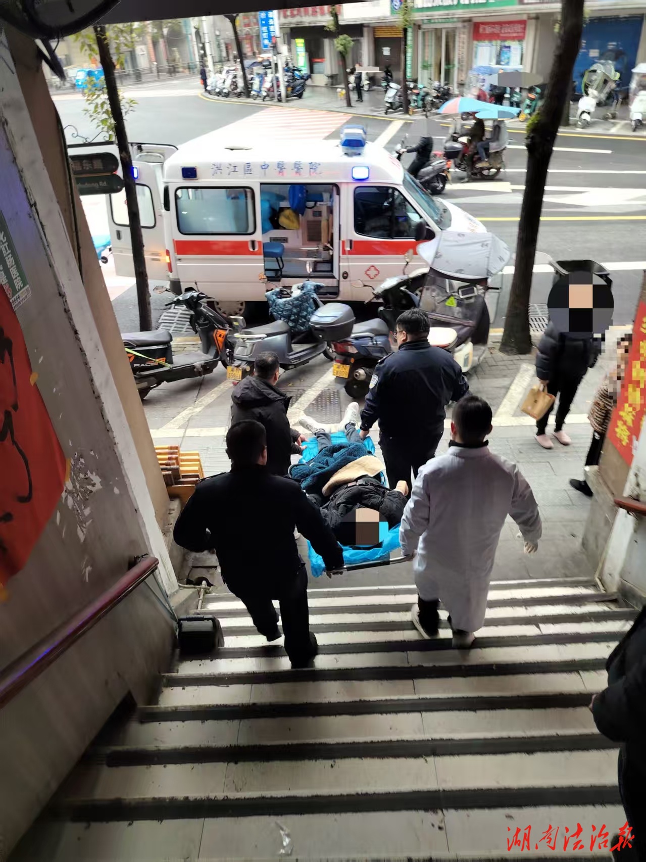 摔倒的是“醉汉”，扶起的是平安  ——洪江警医联动及时救助醉酒昏迷男子