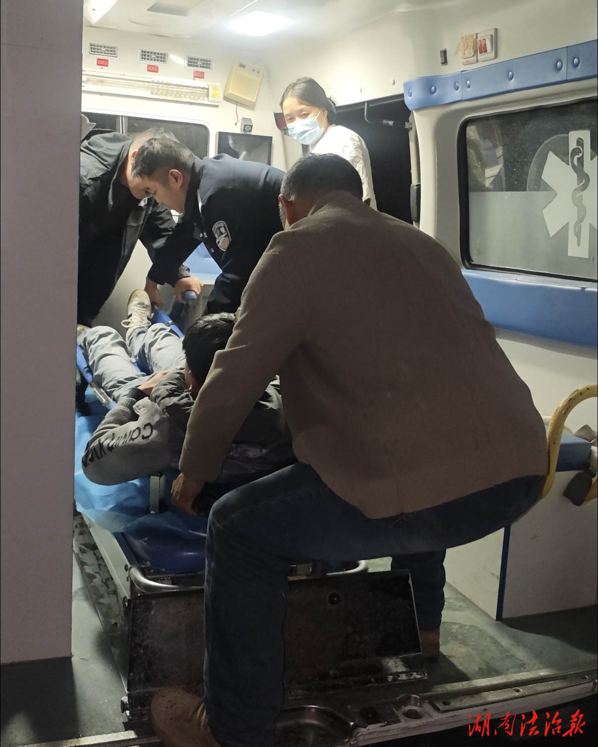 凌晨“警”急救援！花垣公安为野外摔伤群众开辟生命通道