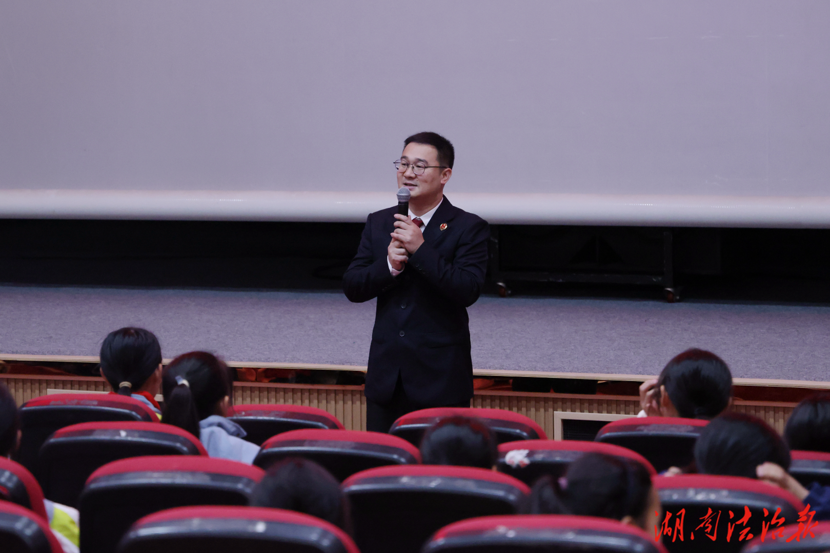 观影悟人生 普法润童心 ——泸溪县检察院开展法治开学第一课活动