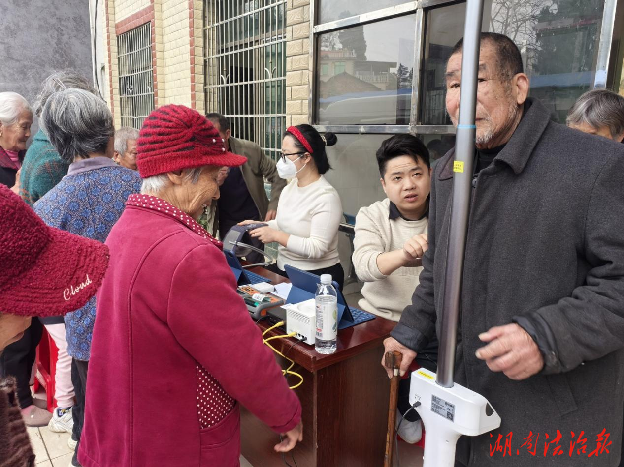 道县梅花镇卫生院联合县级专家开展健康义诊进村活动