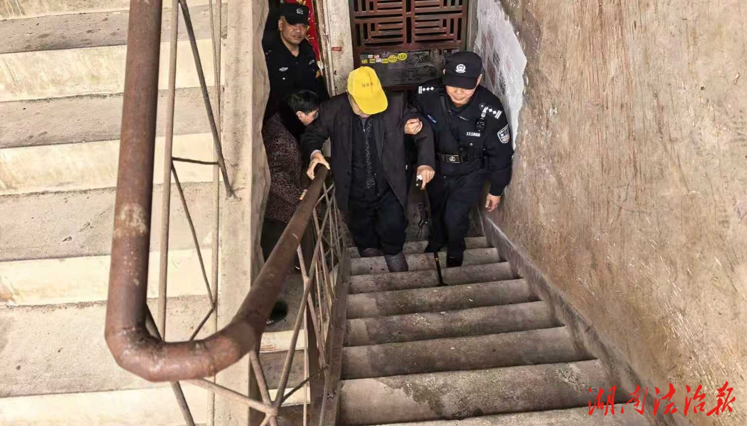 祁阳公安：暖心护民显担当 紧急救助八旬摔倒老人